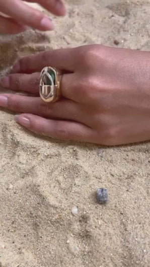 Opening the Capsule Diamond Ring to reveal its interchangeable gemstone