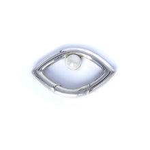 Load image into Gallery viewer, Eye Opener Pearl Clip - Silver
